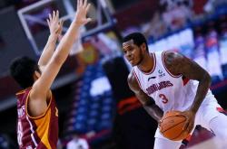 开云体育app-橄榄球惊险逆转取胜，粉丝狂欢不已