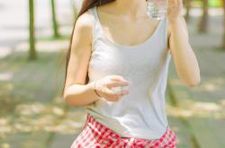 开云体育平台APP-看到这个关键词组合，确实有一种奇妙的碰撞感。NBA的当代乔丹与世界杯的足球之夜，这种跨界联想非常有趣。基于此，我为你构思了两个不同方向的标题