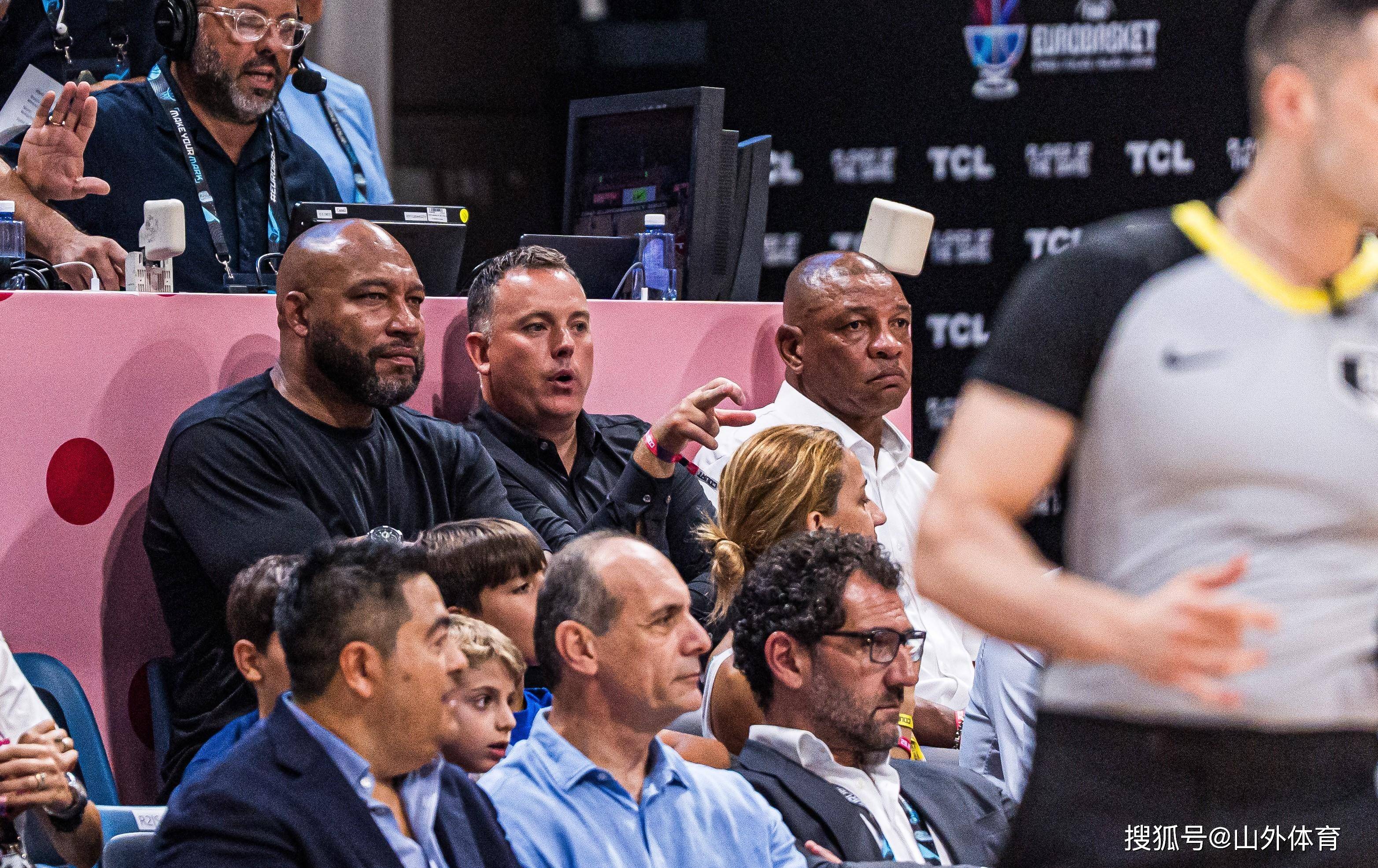 希腊男篮横扫马刺，戈贝尔完成帽子戏法