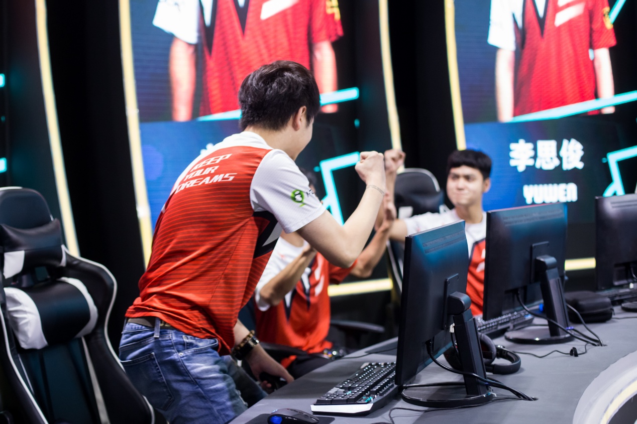 PSG险胜TeamWE，Caps完成帽子戏法