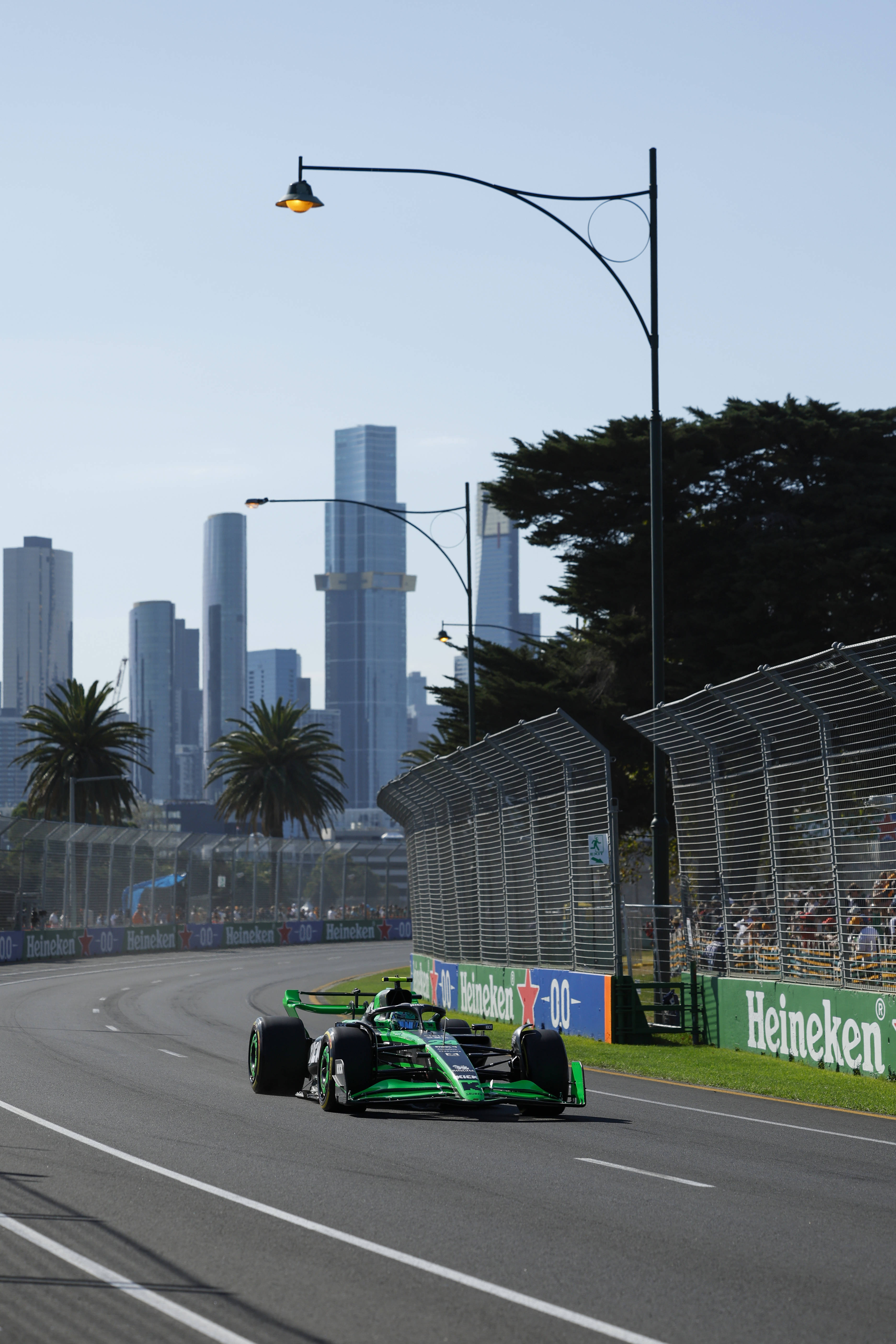 法拉利险胜索伯车队，塞恩斯点燃赛场的简单介绍