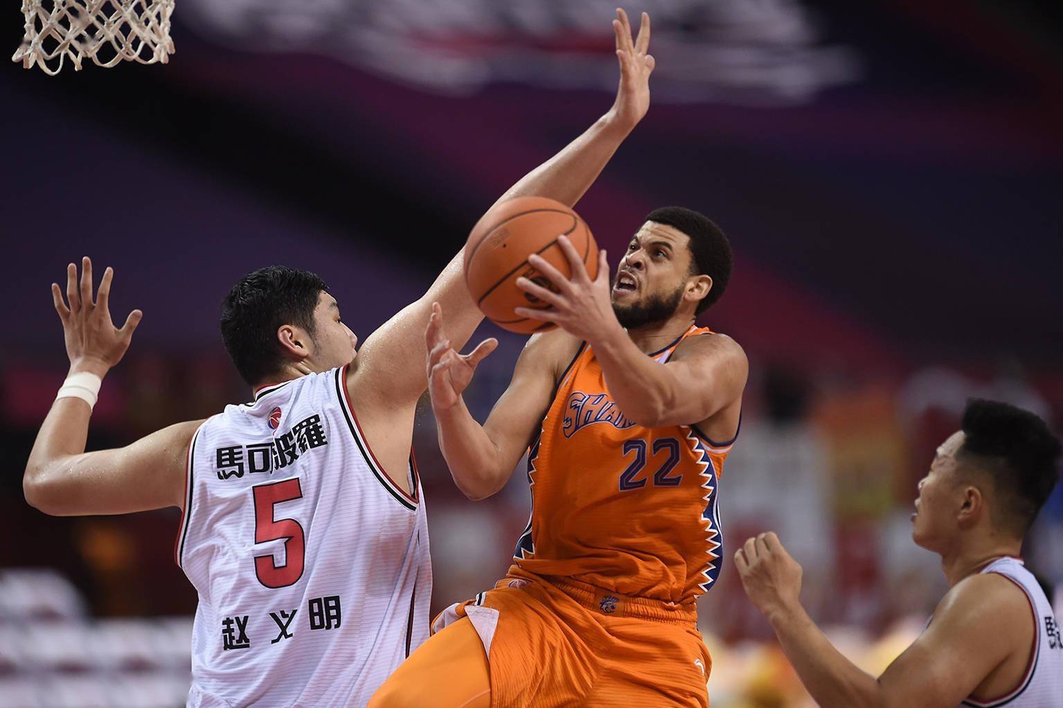 广东队轻取深圳队，麦科勒姆关键制胜