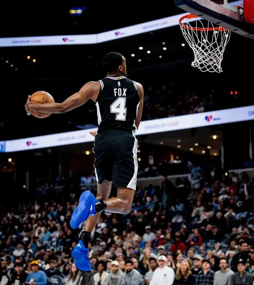 马刺轻取四川队，西亚卡姆状态火热