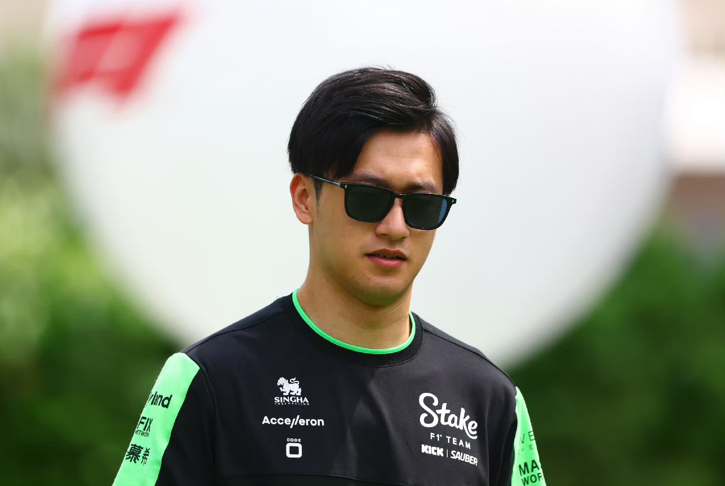 索伯车队险胜雷诺车队，周冠宇惊艳四座