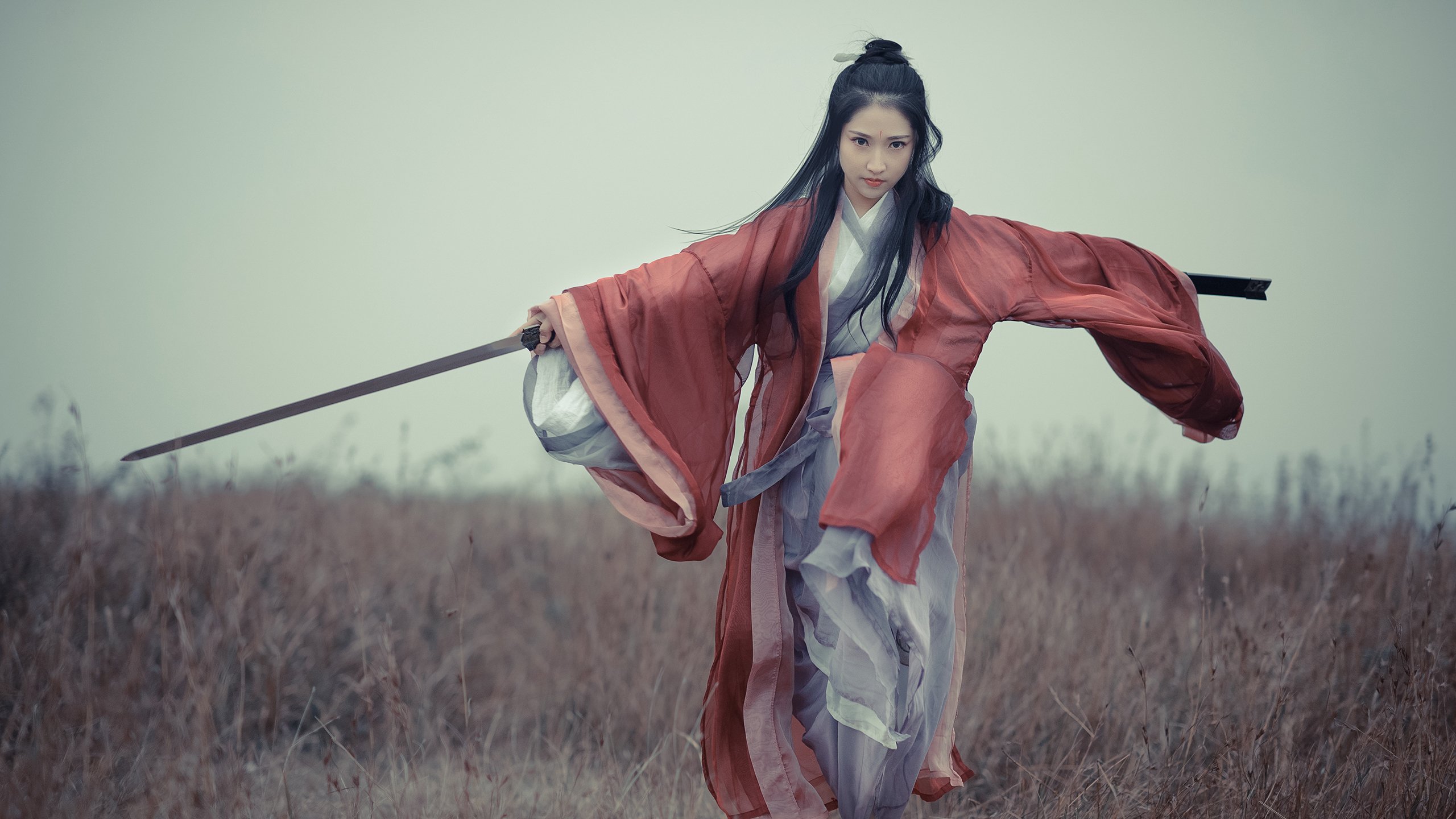 红牛车队轻取梅赛德斯,塞恩斯关键制胜,闪耀赛场