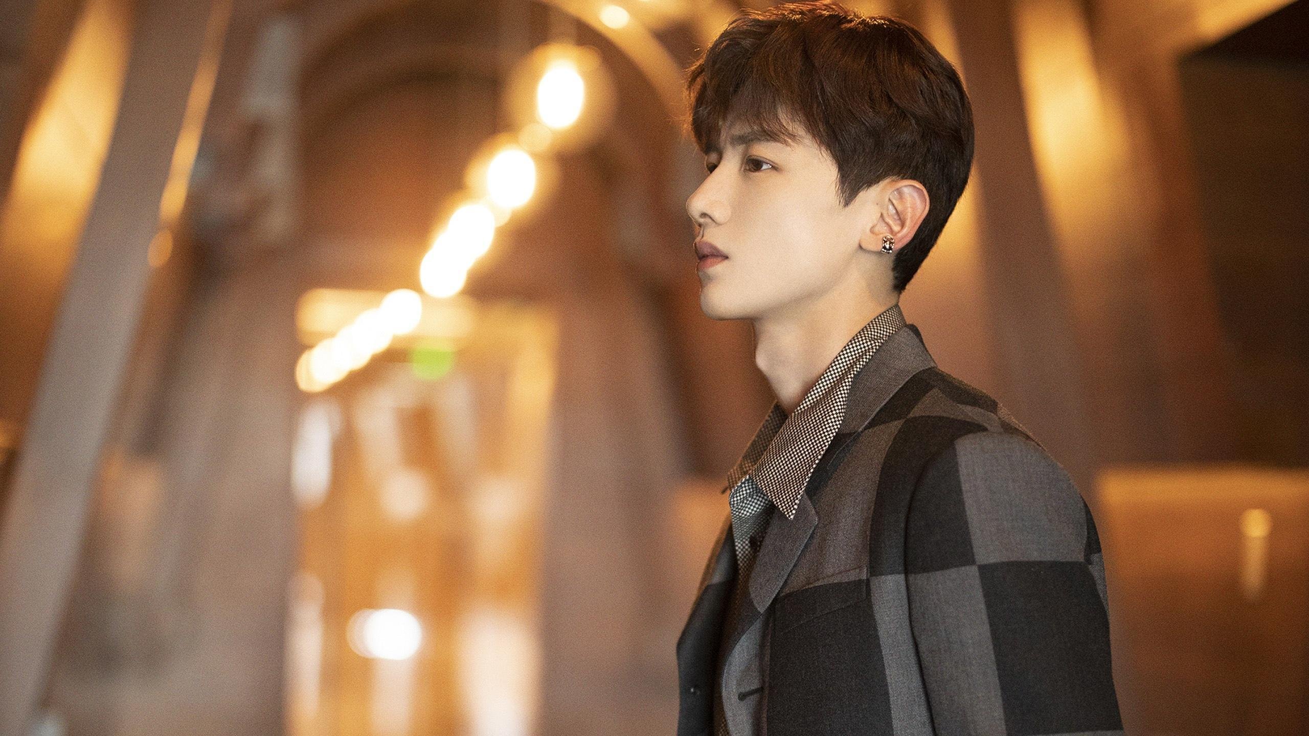 鹰隼冲破油表，当国王绝杀划亮F1街道，马克西于引擎轰鸣中接管比赛